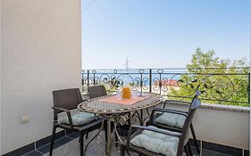 1 Bedroom Stunning Apartment In Makarska