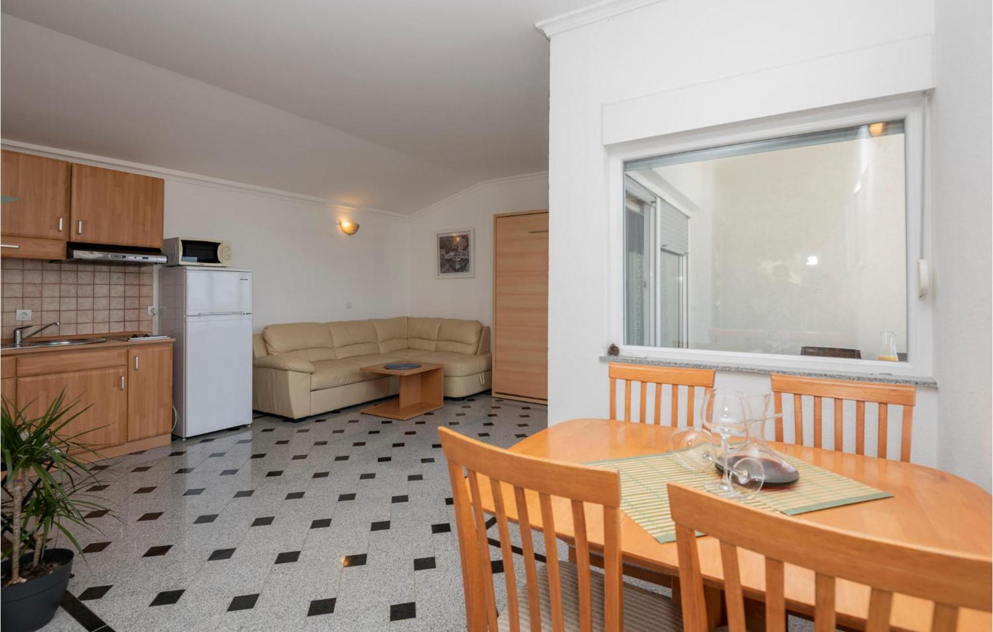 1 Bedroom Stunning Apartment In Makarska Exterior foto