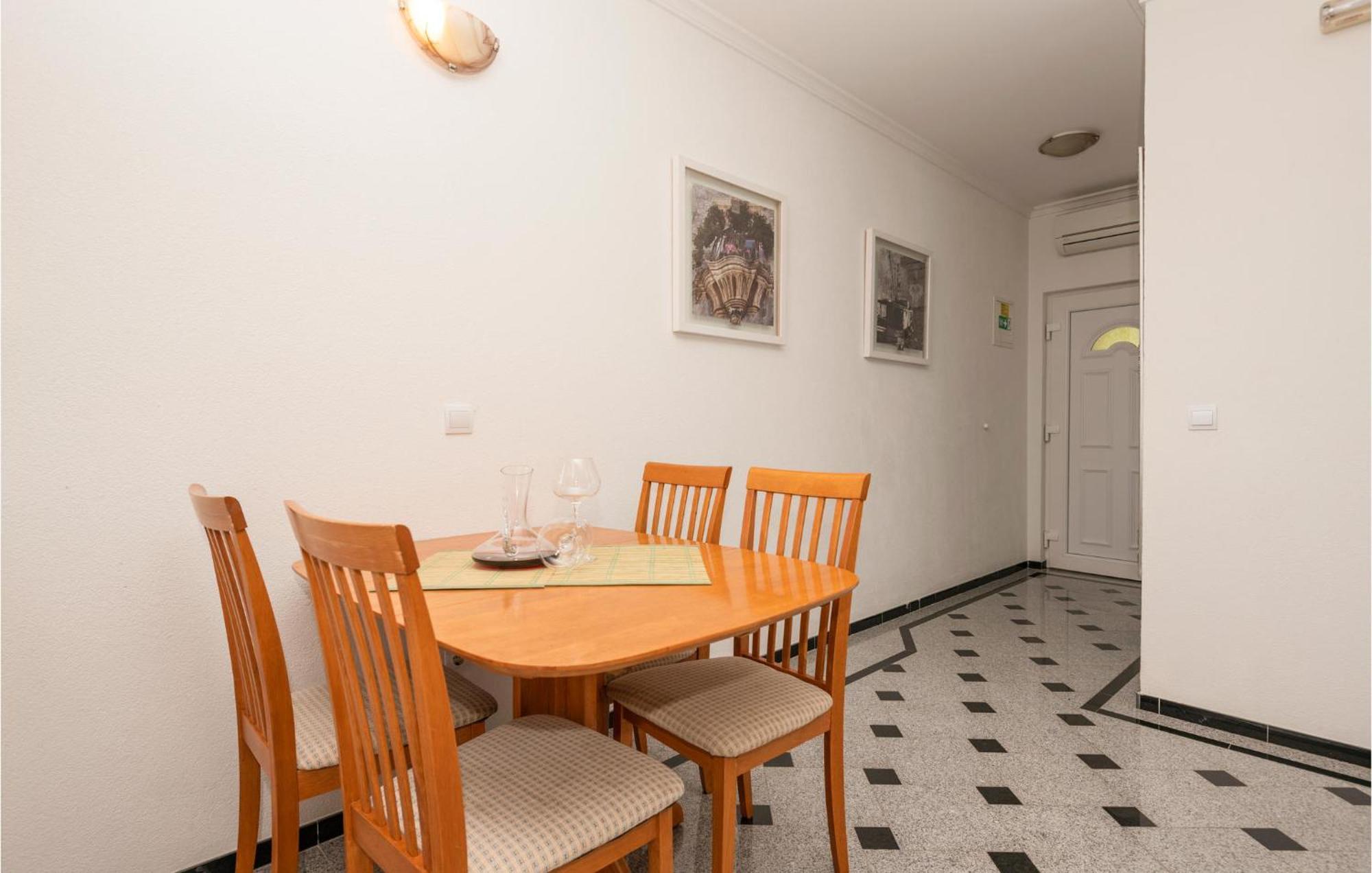 1 Bedroom Stunning Apartment In Makarska Exterior foto