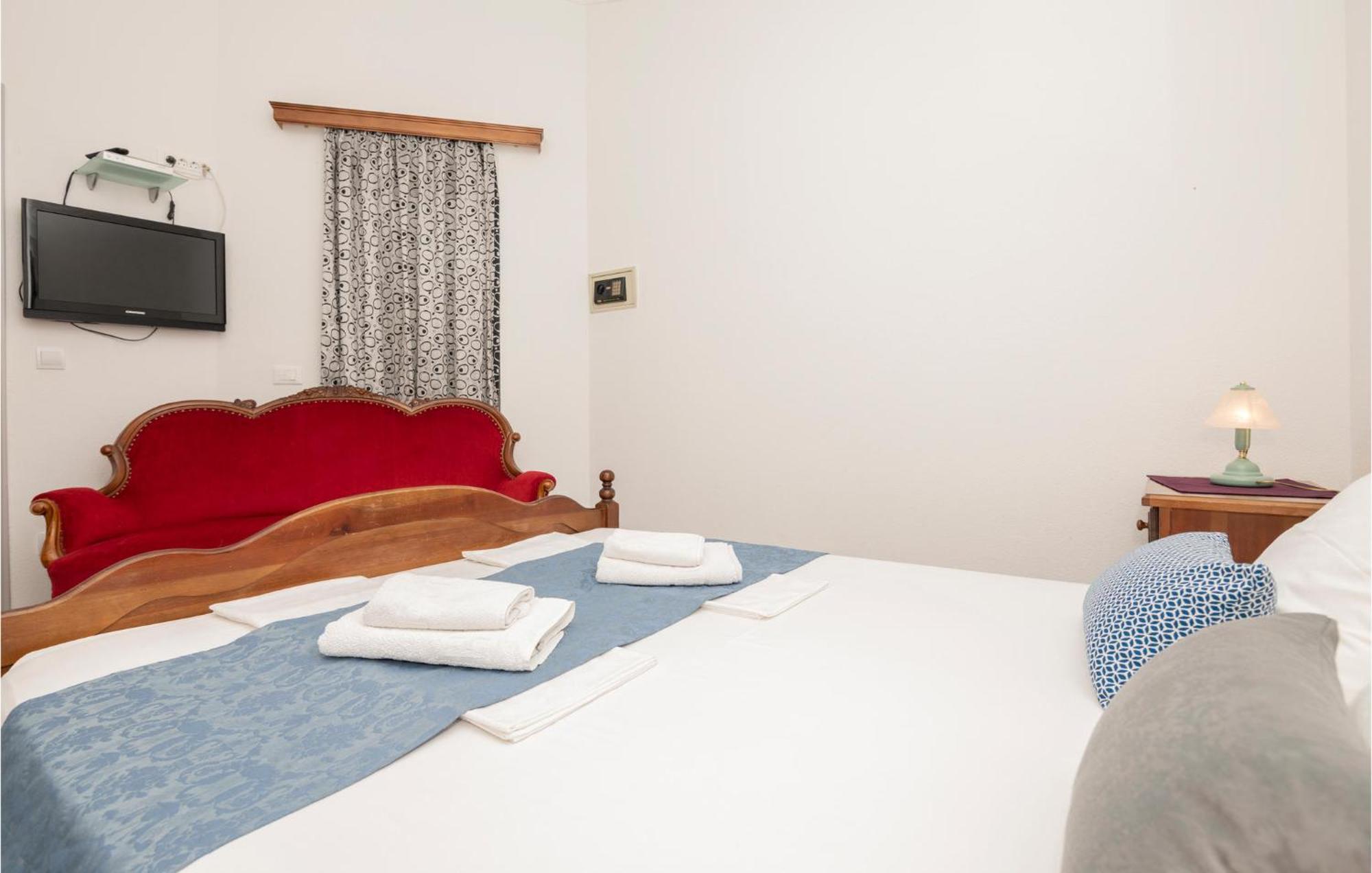 1 Bedroom Stunning Apartment In Makarska Exterior foto