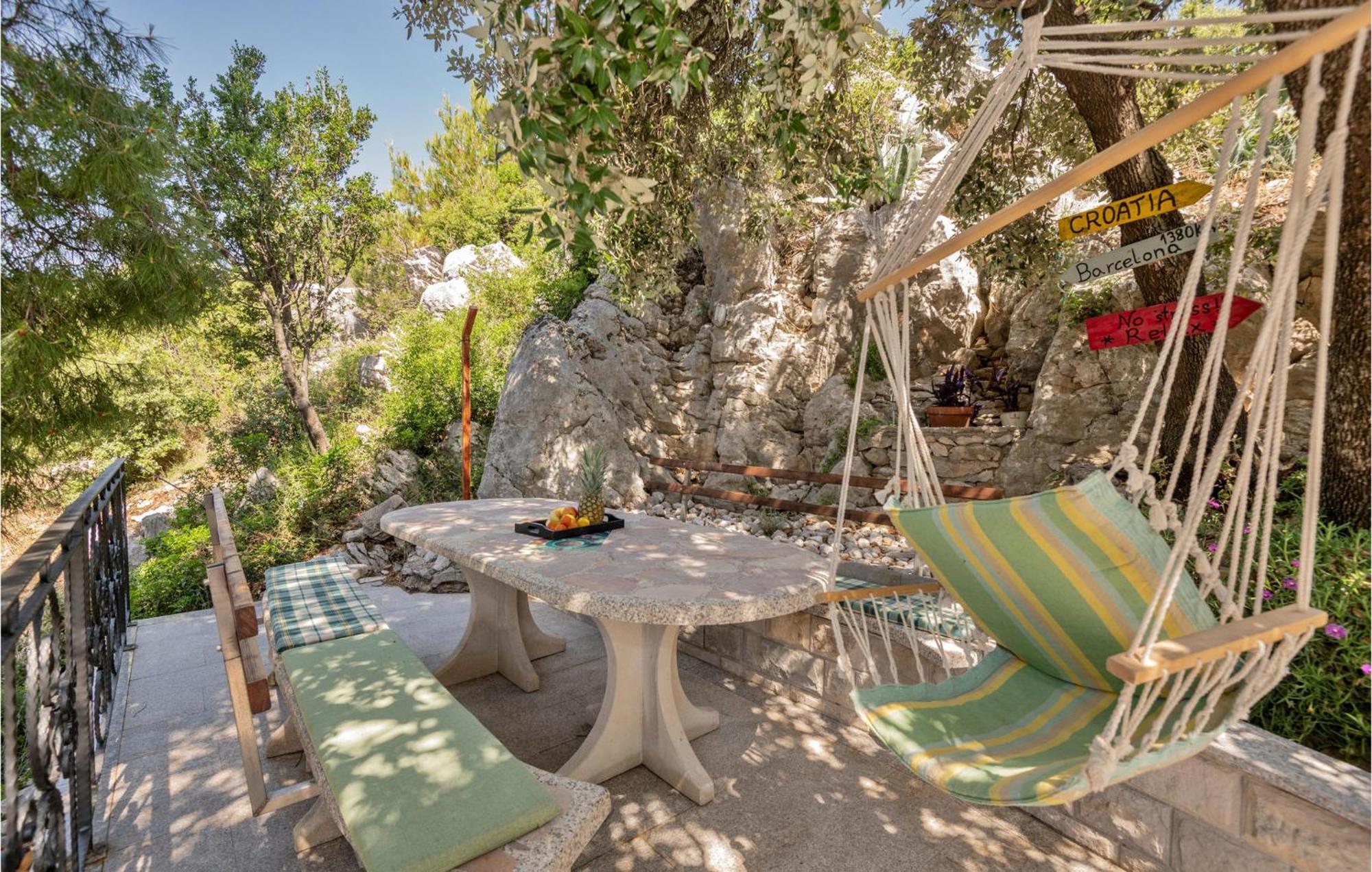 1 Bedroom Stunning Apartment In Makarska Exterior foto